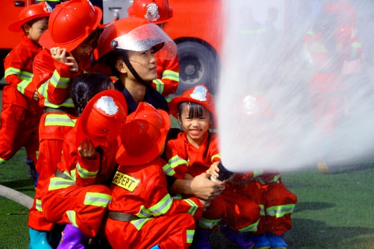 Người dân và học sinh Nghệ An trải nghiệm thực hành phòng cháy, chữa cháy 