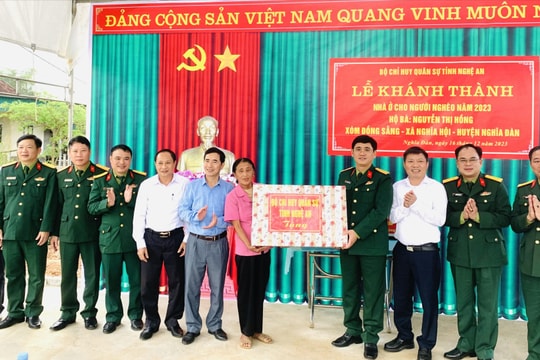 Bộ Chỉ huy Quân sự tỉnh bàn giao 2 ngôi nhà cho hộ nghèo ở huyện Nghĩa Đàn