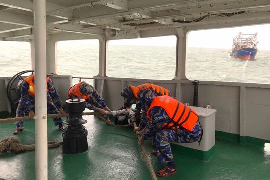 Vùng 1 Hải quân cứu hộ thành công tàu cá của ngư dân Nghệ An gặp nạn trên biển