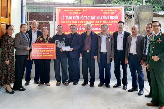 Trao 100 triệu đồng hỗ trợ xây dựng nhà tình nghĩa ở huyện Kỳ Sơn và Anh Sơn