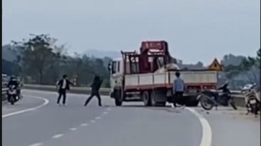 Tạm giữ hình sự 2 đối tượng chặn đầu xe tải trên Quốc lộ 46