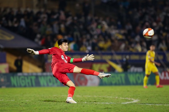 Nguyễn Văn Việt và tấm băng đội trưởng CLB Sông Lam Nghệ An