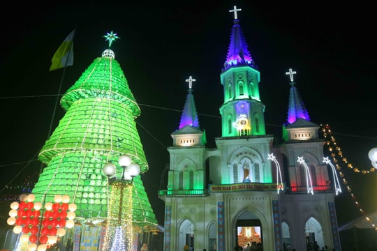 Cây thông độc đáo làm từ 2.600 chiếc đèn lồng màu xanh ở Giáo xứ Bố Sơn