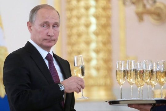 Ở Đức nói về lý do Tổng thống Putin có thể uống sâm panh ăn mừng