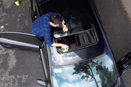 Cách tự vệ sinh cửa sổ trời cho xe ô tô