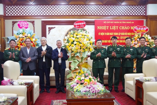 Tòa Giám mục Giáo phận Vinh thăm, chúc mừng cán bộ, chiến sĩ Bộ Chỉ huy Quân sự tỉnh Nghệ An