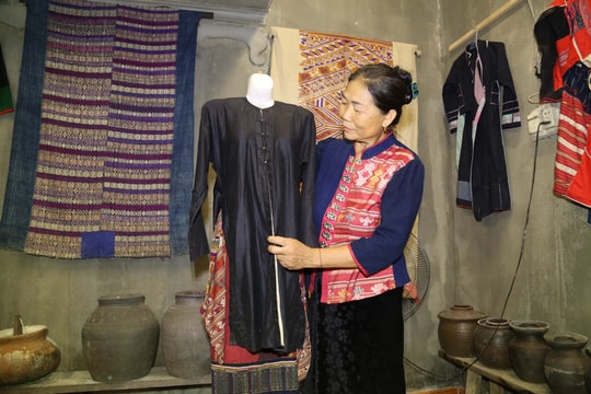 Thăm phòng trưng bày 'Pỉ Noọng' của bà mế người Thái