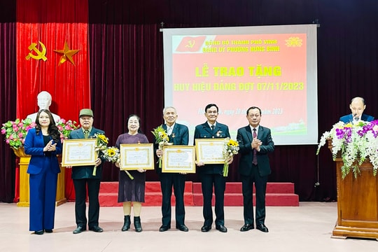 Bí thư Thành ủy Vinh trao Huy hiệu Đảng cho các đảng viên