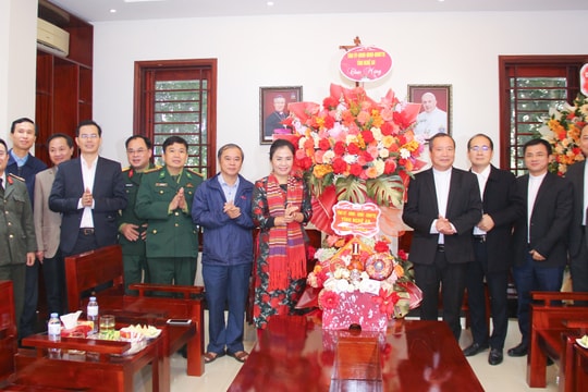 Đoàn công tác của tỉnh chúc mừng Giáng sinh tại một số tổ chức tôn giáo thuộc Giáo phận Vinh