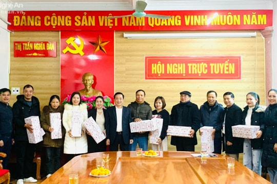 Huyện Nghĩa Đàn tặng quà 29 đảng viên là người công giáo nhân dịp Giáng sinh 