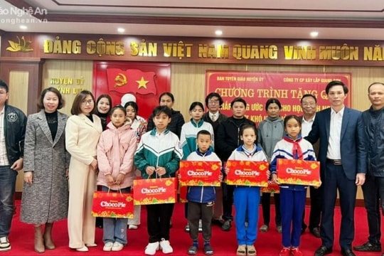 Trao quà ‘Thắp sáng ước mơ’ cho học sinh nghèo vượt khó ở huyện Quỳnh Lưu