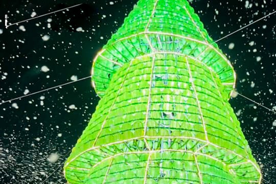 Cây thông độc đáo ở Nghệ An làm từ 2.600 chiếc đèn lồng màu xanh 