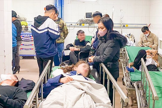 Trần gỗ bất ngờ bị sập, nhiều học sinh trường PT Hermann Gmeiner ở TP Vinh phải nhập viện