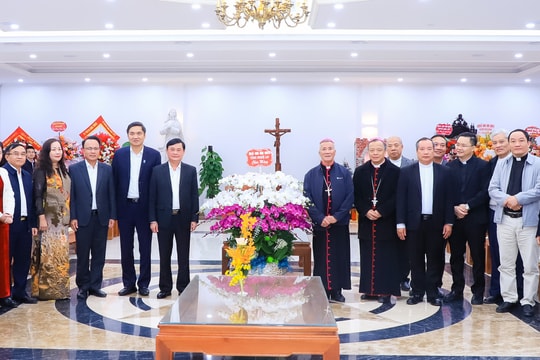 Lãnh đạo tỉnh Nghệ An thăm, chúc mừng Tòa Giám mục Giáo phận Vinh nhân Lễ Giáng sinh 2023