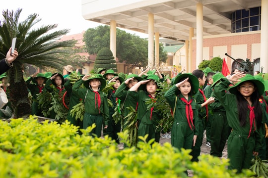 Học sinh Nghệ An hào hứng tham gia trải nghiệm làm chiến sỹ 