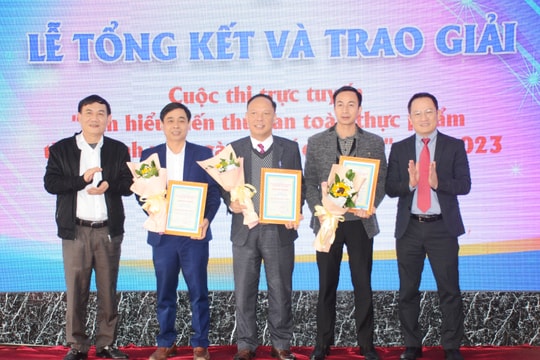 Trao giải Cuộc thi trực tuyến Tìm hiểu kiến thức an toàn thực phẩm thuộc lĩnh vực ngành Y tế quản lý năm 2023