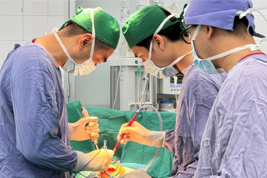 Nữ sinh bị nạn trong vụ sập trần tại Trường Phổ thông Hermann Gmeiner đã được mổ cấp cứu