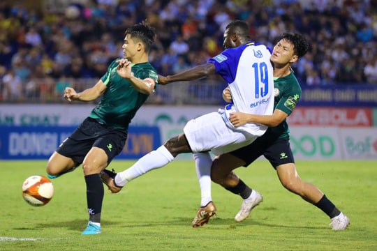 Sông Lam Nghệ An sử dụng đội hình nào trong trận gặp câu lạc bộ Thành phố Hồ Chí Minh?