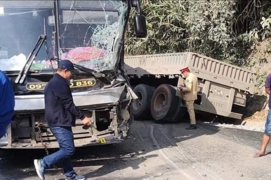 Ô tô khách hư hỏng nặng sau va chạm với xe đầu kéo trên Quốc lộ 7