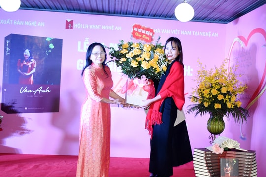 Ra mắt cuốn sách ‘Vân Anh - Tuyển tập thơ’