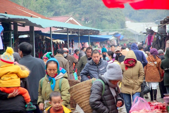 Chợ phiên vùng biên Nghệ An chật kín người giữa cái rét căm căm