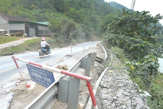 Tập trung khắc phục các tuyến đường bị sạt lở ở Kỳ Sơn 