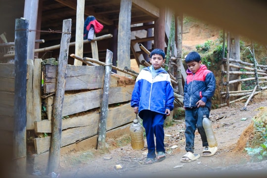 Gia cảnh đáng thương của hai bé trai người Khơ Mú