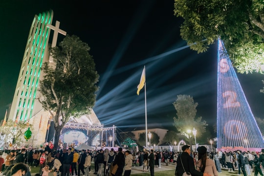 Biển người đổ về các nhà thờ ở thành Vinh để đón Giáng sinh