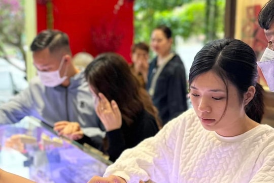 Tiệm vàng nhộn nhịp người bán chốt lời khi giá lập đỉnh