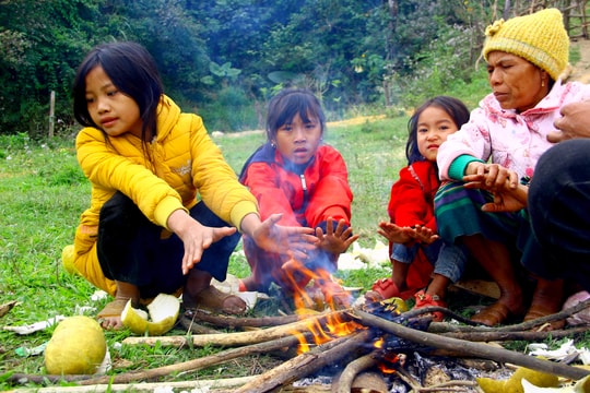 Người dân huyện vùng biên Nghệ An đốt lửa sưởi ấm trong giá rét 1-5 độ C