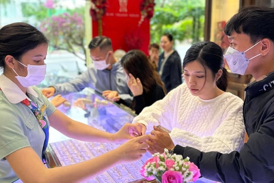 Giá vàng lập đỉnh mới, người dân Nghệ An tranh thủ bán chốt lời