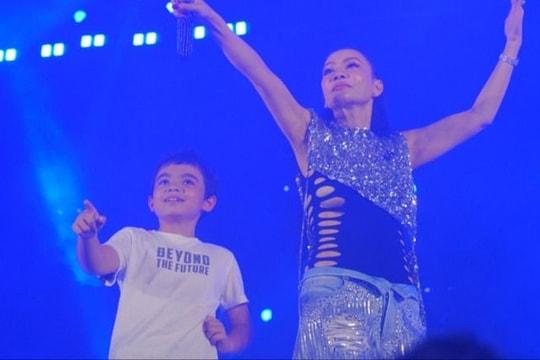 Ca sĩ Thu Minh lần đầu công khai con trai sau nhiều năm giấu kín mặt