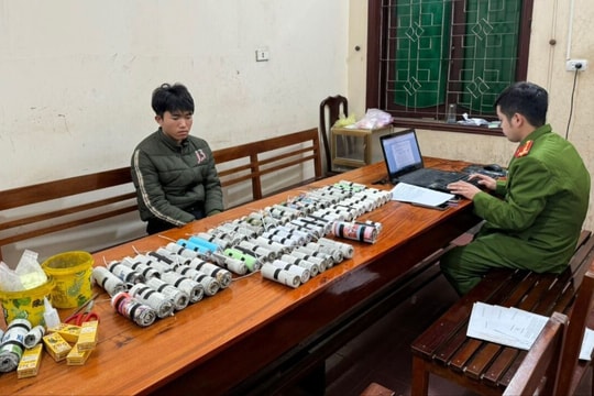 Bắt 2 nam thanh niên tự chế pháo nổ để bán dịp Tết