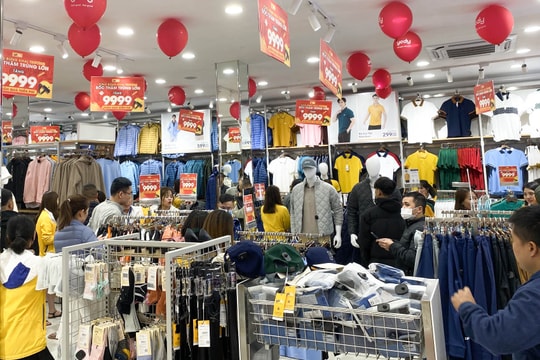 Rét kéo dài, các cửa hàng thời trang 'đẩy giá' hàng đông