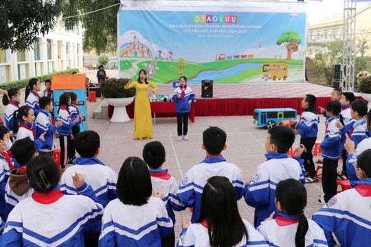 Hơn 200 giáo viên và học sinh tiểu học giao lưu 'Giáo dục kỹ năng tham gia giao thông an toàn'