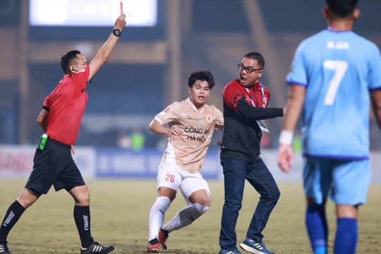 Huấn luyện viên Câu lạc bộ Công an Hà Nội xô xát với trọng tài