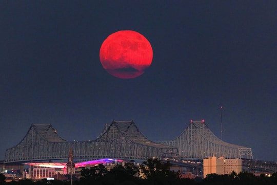 Mặt trăng có màu gì?