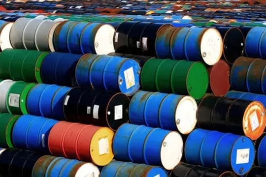 Giá xăng dầu khởi sắc, vượt mốc 80 USD/thùng; USD trong nước tăng mạnh, thế giới tiếp tục giảm