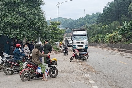 Huyện Nghi Lộc vào cuộc xử lý sau sự việc người dân chặn xe chở gỗ dăm rơi vãi