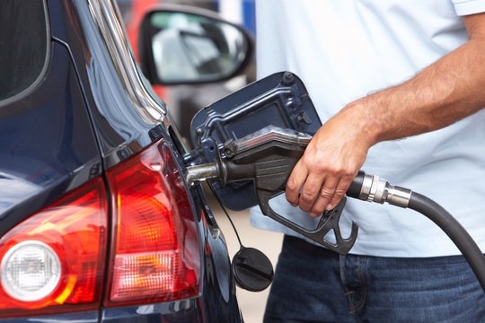 Không muốn xe ô tô gặp nhiều hư hỏng, đừng cố đổ xăng tràn bình