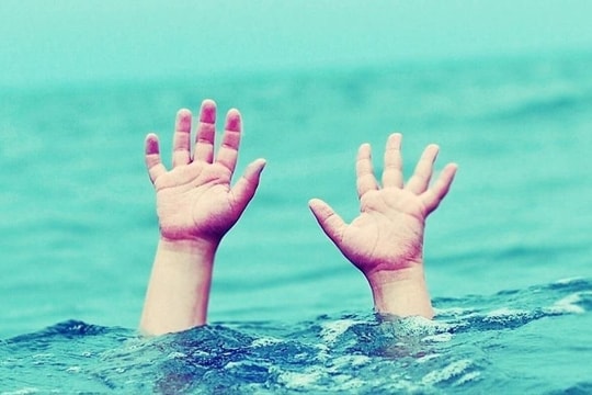 Bé gái đuối nước ở ao nhà