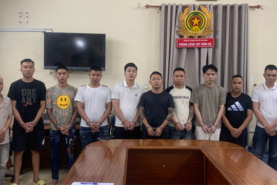 Bắt băng nhóm cho vay nặng lãi 550%/tháng, tạt chất bẩn để đòi nợ