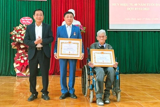 Trao Huy hiệu 75 năm tuổi Đảng cho đảng viên ở Nghĩa Đàn và Quỳnh Lưu