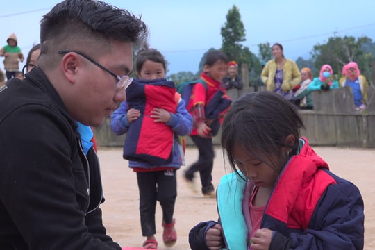 Trao quà trị giá 150 triệu đồng cho học sinh vùng cao Quế Phong