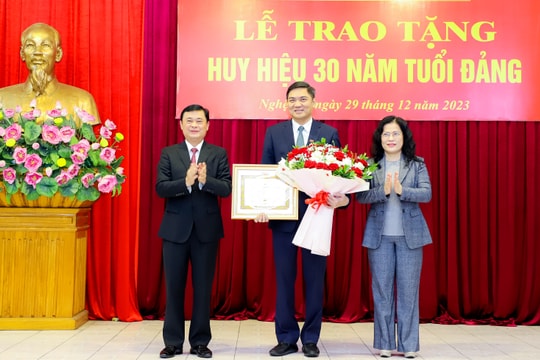 Phó Bí thư Tỉnh ủy Hoàng Nghĩa Hiếu được trao tặng Huy hiệu 30 năm tuổi Đảng