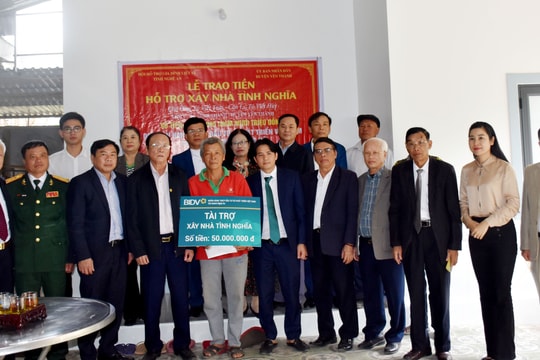 Trao 200 triệu đồng hỗ trợ xây dựng nhà tình nghĩa ở Yên Thành và Hưng Nguyên