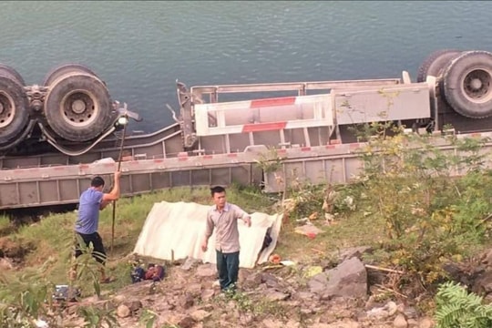 Xe đầu kéo lao xuống sông, 1 người tử vong