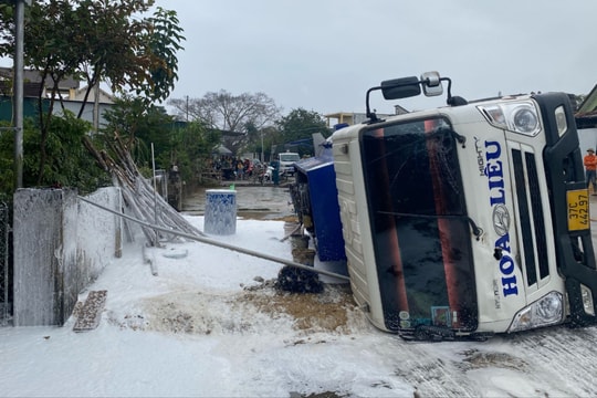 Lật xe bồn chở xăng trên Quốc lộ 48