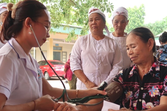 Ngành dân số Nghệ An nỗ lực đưa dịch vụ y tế về từng thôn, bản
