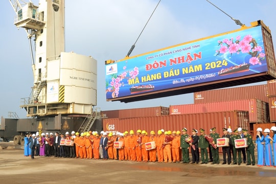 Chuyến tàu trọng tải hơn 6.000 tấn hàng cập Cảng Cửa Lò ngày đầu năm mới 2024